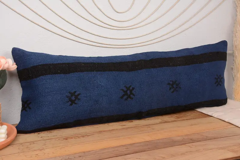 Lila und braun gestreiftes Wurfkissen, besticktes rechteckiges Kissen