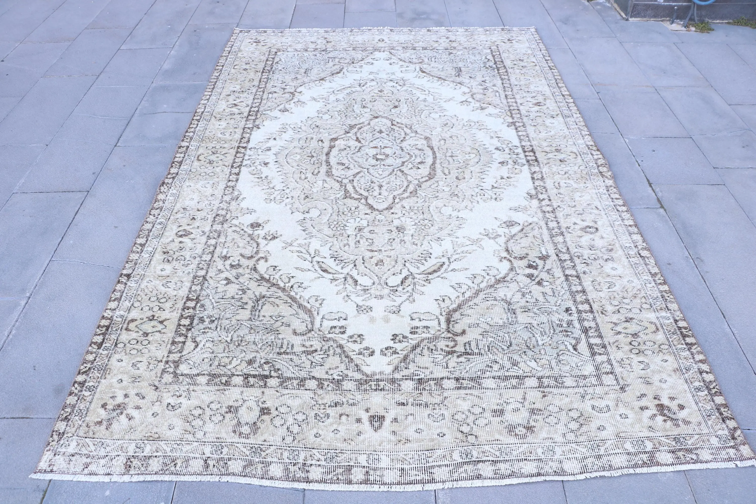 5.6x8.6 ft Vintage Halı, Halı, Beyaz İkat Halı Yün - 1