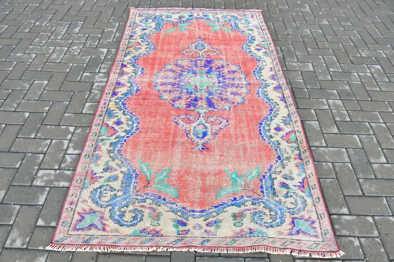 Türkischer Vintage-Teppich 4 x 7,2 Fuß, roter Oushak-Teppich mit Tiermuster - 1