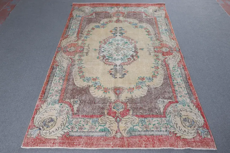Türkischer Vintage-Teppich, 5,9 x 9,4 Fuß großer Oushak-Teppich, rot gestreifter Wollteppich - 1