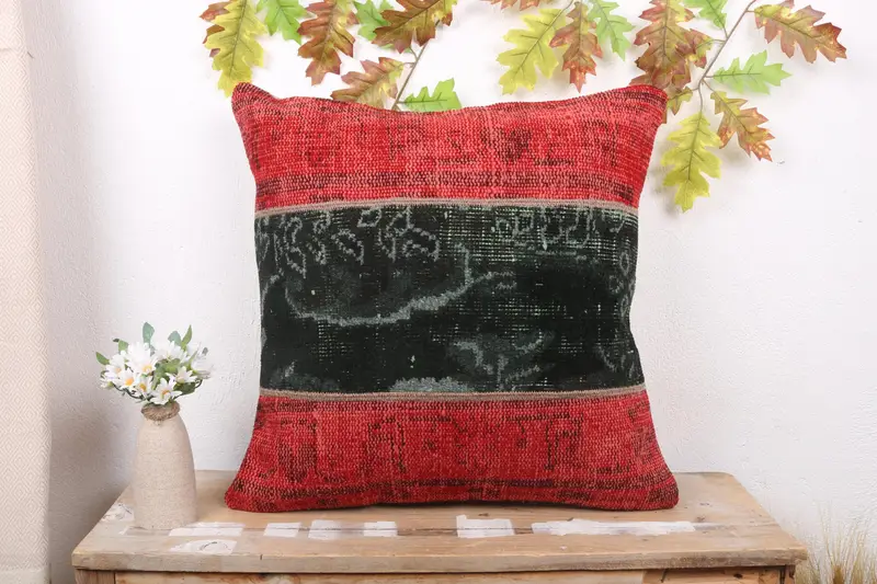 Rotes Leinen-Wurfkissen mit Patchwork-Design, besticktes Vintage-Kissen