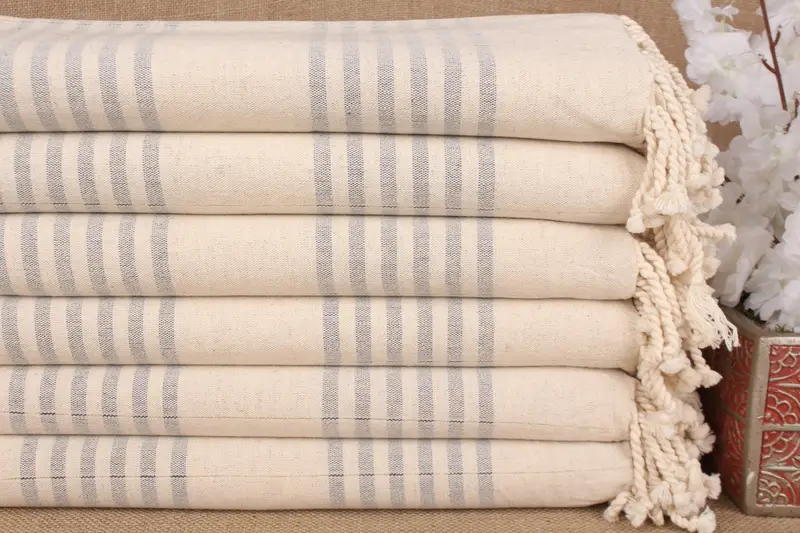 ビーチタオル グレーリネンストライプ、パーソナライズ、40x71インチ