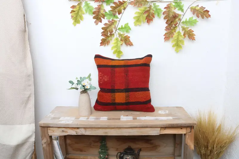 Rot-braun gestreiftes Kissen, Vintage besticktes Kissen