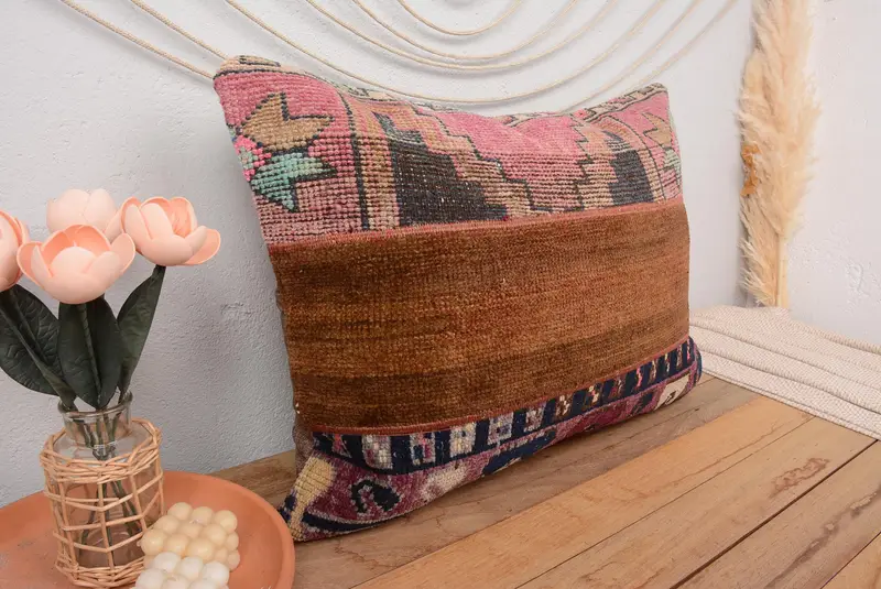 Handgefertigtes besticktes Patchwork-Kissen, 20 x 28 rosa und braunes Wurfkissen
