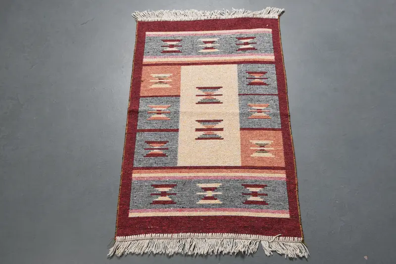 1.9x3 ft Rug, White & Blue Ombré Accent