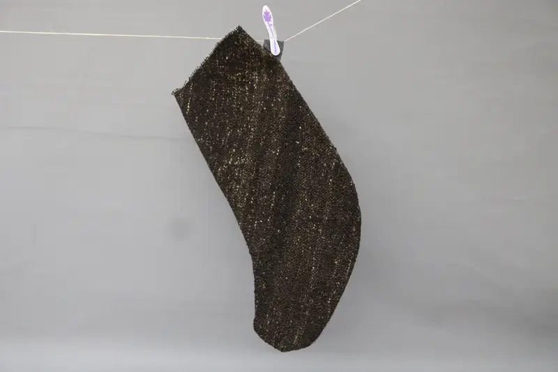 Medias navideñas marrones con adornos negros, decoración festiva