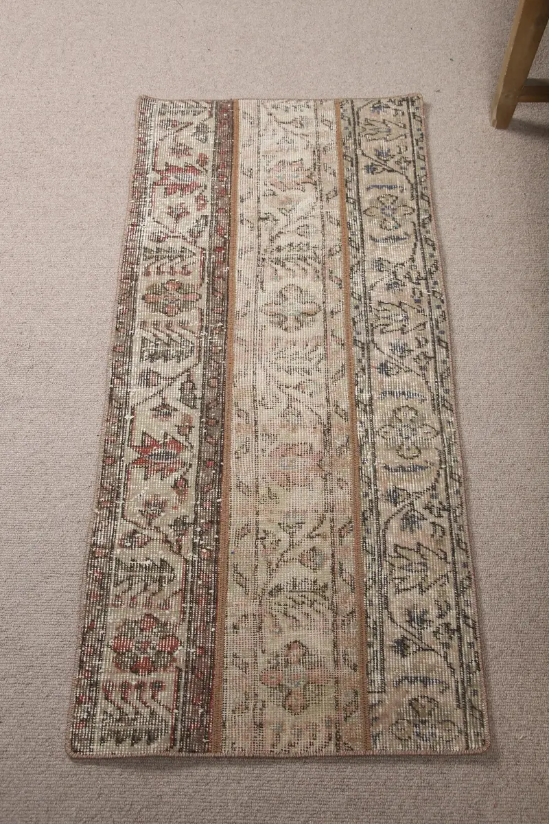 Eleganter beigefarbener marokkanischer Teppich, 1,8 x 4,1 Fuß mit schwarzen Akzenten