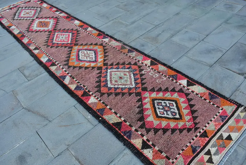 Vintage türkischer Teppich, Läufer 2,8x13,2 ft (85x402 cm) Teppich, roter Teppich aus massiver Wolle - 1