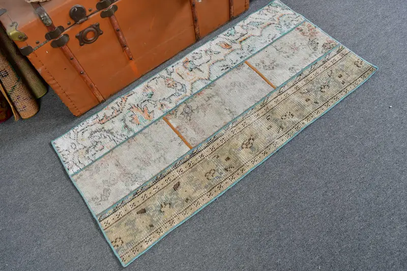 Türkischer Vintage-Oushak-Teppich, 63 x 126 cm, blauer floraler Wollteppich - 1