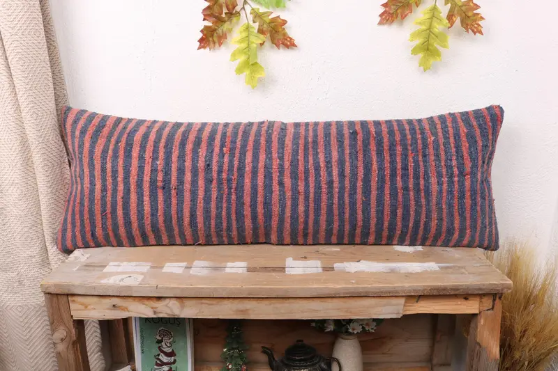 Handgefertigtes blau-rosa gestreiftes Kissen, Vintage besticktes Wurfkissen