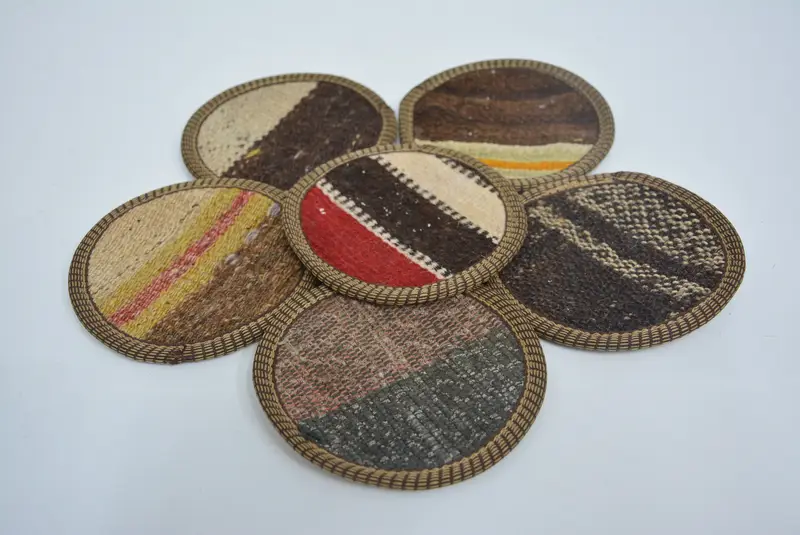 Posavasos a rayas marrones y beige, mantel duradero y elegante.