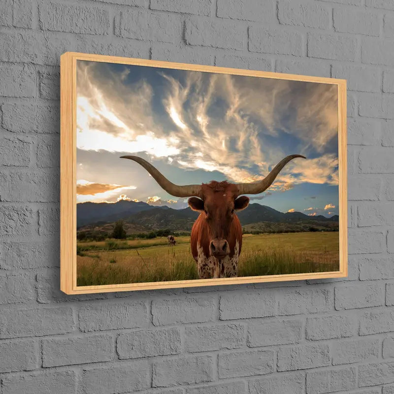 エレガントな Longhorn キャンバス: Mountain Sky Farm 風景プリント