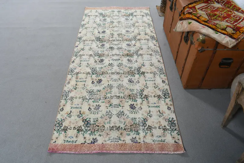 Alfombra vintage turca 2,9x6,6 pies, alfombra de plantas y árboles Oushak blanca - 1