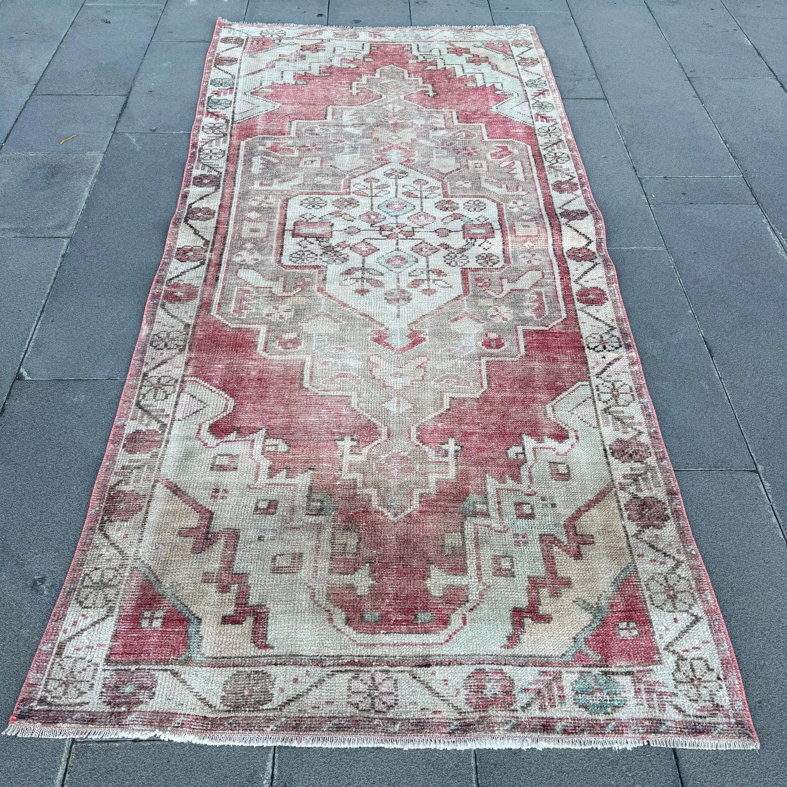 3,7 x 7,9 Fuß großer Vintage-Teppich, rot-weißer türkischer Wollteppich mit Blumenmuster - 1