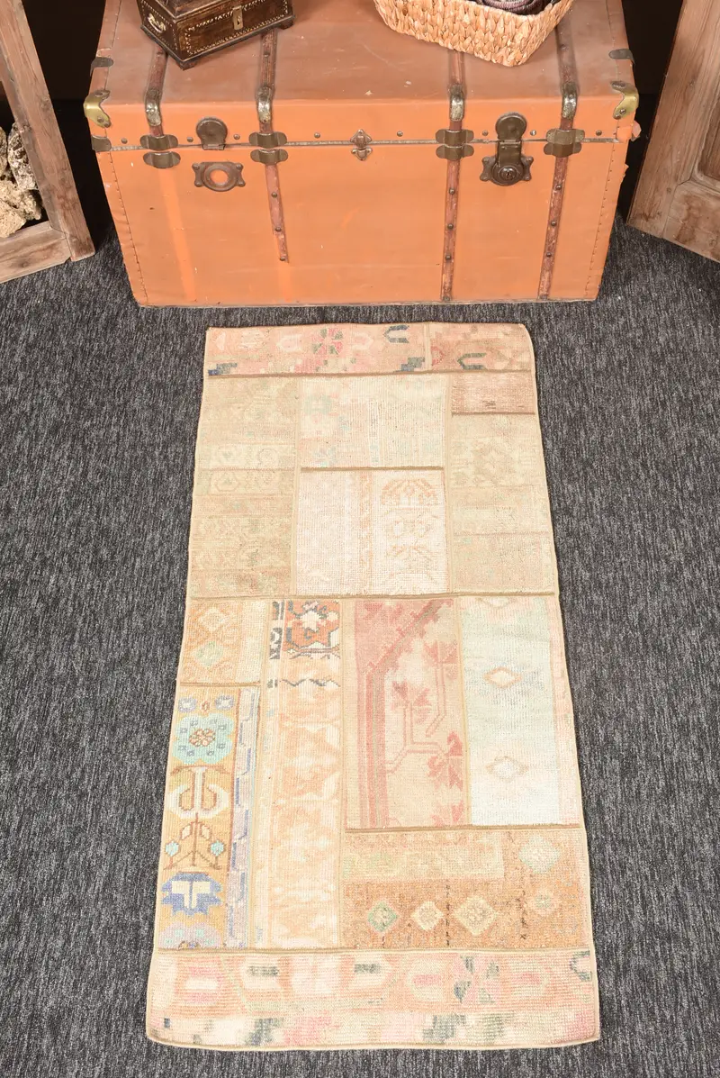 Türk Küçük Halısı, 2.2x4.7 ft Vintage Halı, Bej Patchwork Yün Halı - 1