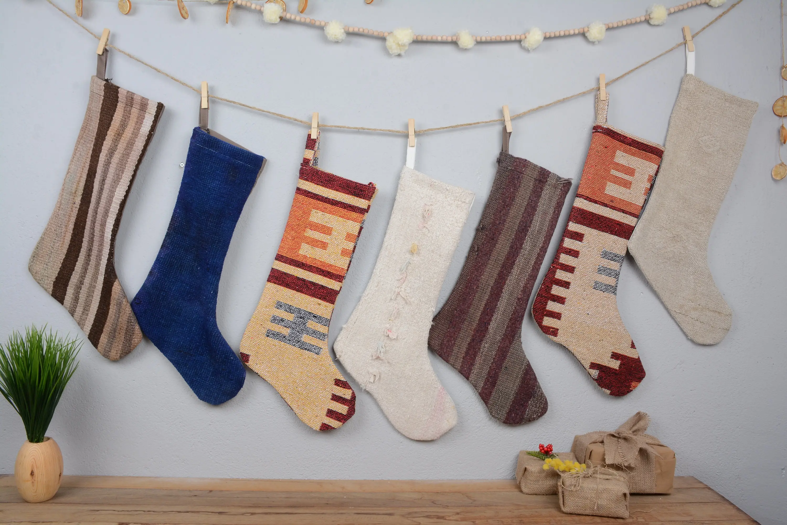 Medias con estampado de adornos navideños de 8 pulgadas, decoración festiva navideña - 1