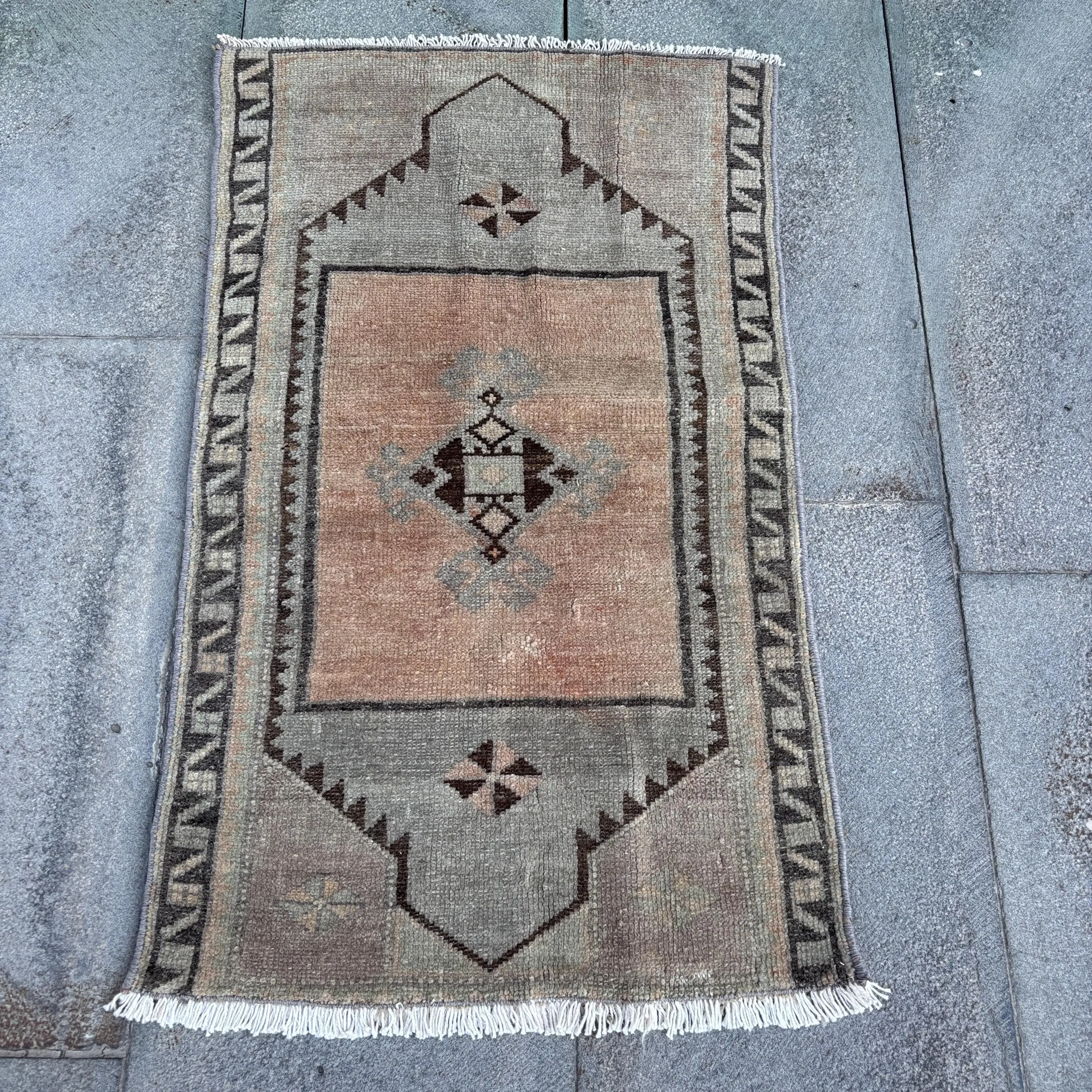 1.6x2.7 ft Vintage Turkish Rug, Small Rug, Gray Rug - 1
