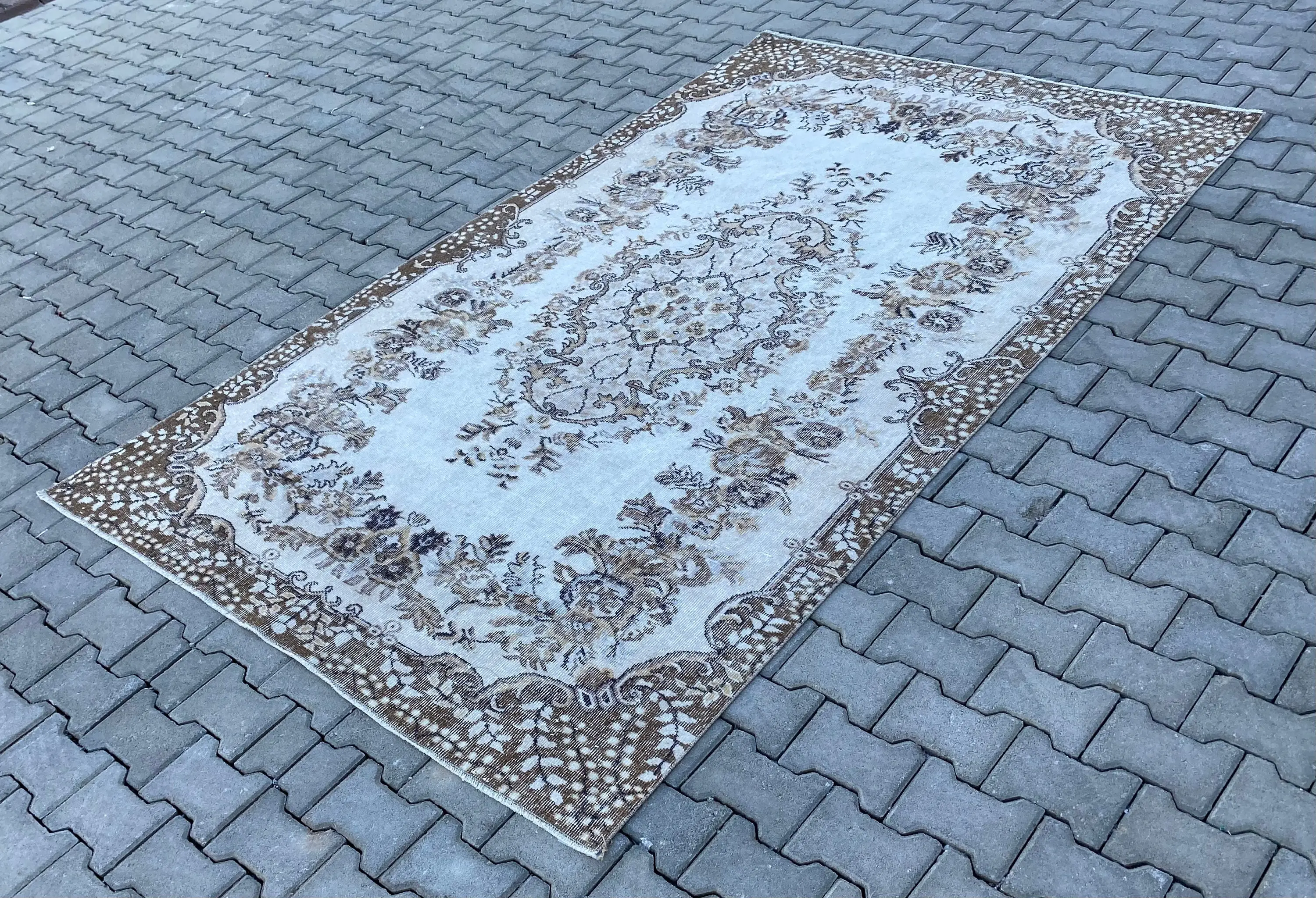 Vintage Large Rug, 5.5x9.5 ft Turkish Rug, White Wool Rug - 1