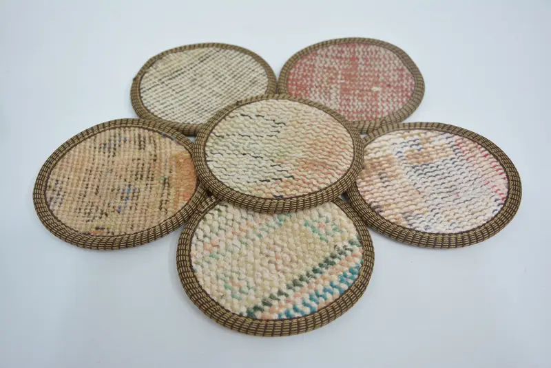 Elegante posavasos beige y naranja, posavasos duradero y elegante.