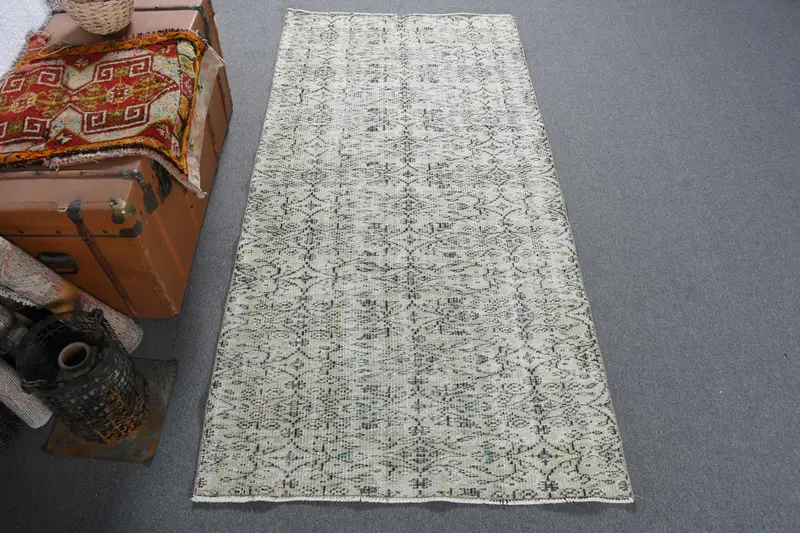 Alfombra turca vintage con acento de 3,4 x 7 pies, alfombra con bordes grises y azules - 1