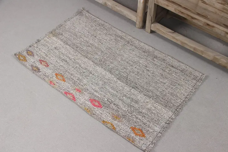 Türkischer Vintage-Teppich, 2,1 x 3,3 Fuß großer Kelim-Teppich, grau-rosa gepunkteter Teppich - 1
