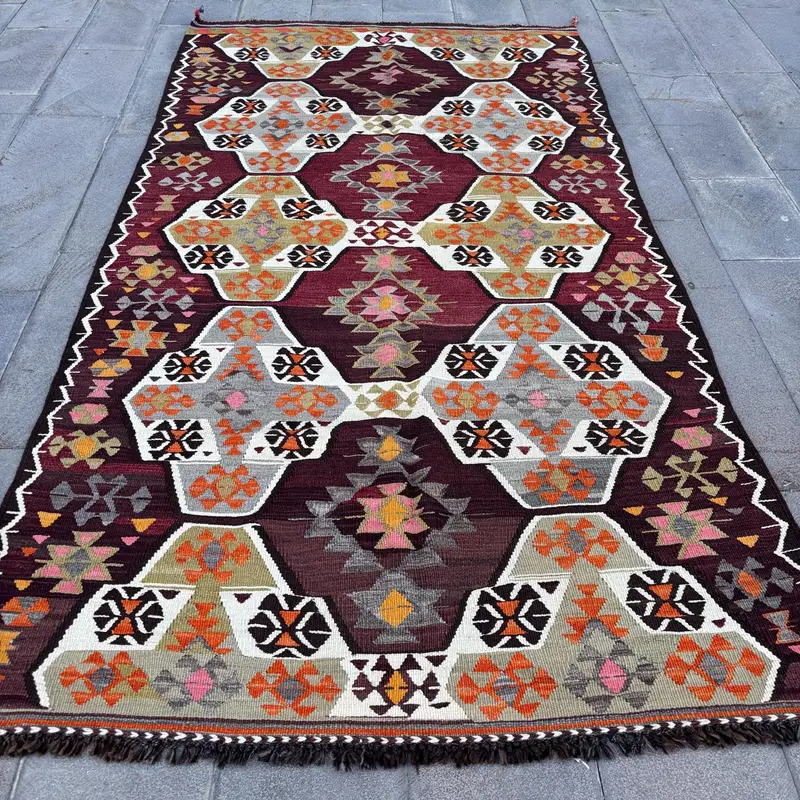 レッドペルシャ絨毯、5.2x9.5フィート、グリーンアクセント付き