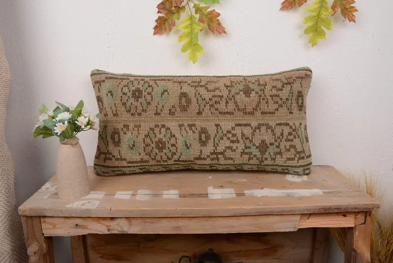 Braunes besticktes Kissen, handgemachtes Patchworkkissen