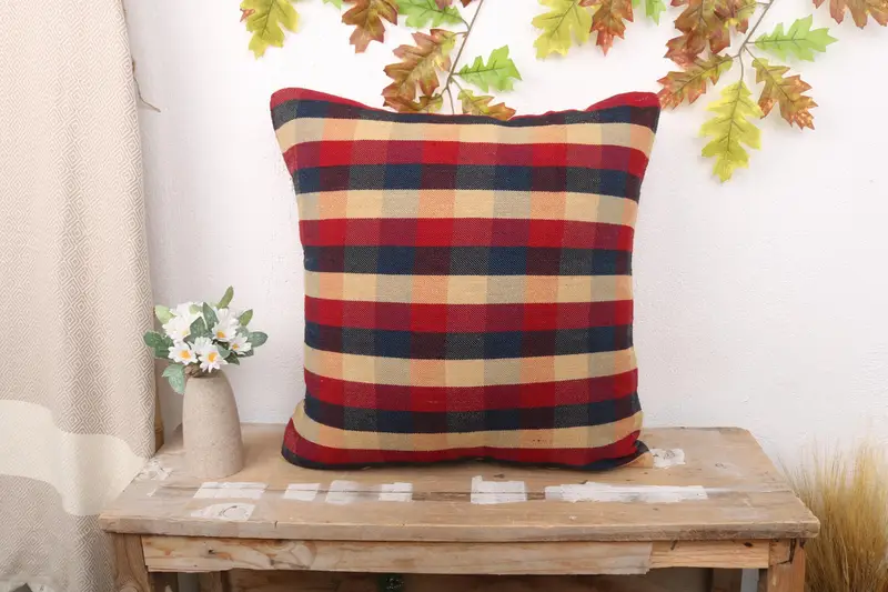 Blau-rot gestreiftes Kissen, besticktes Vintage-Kissen