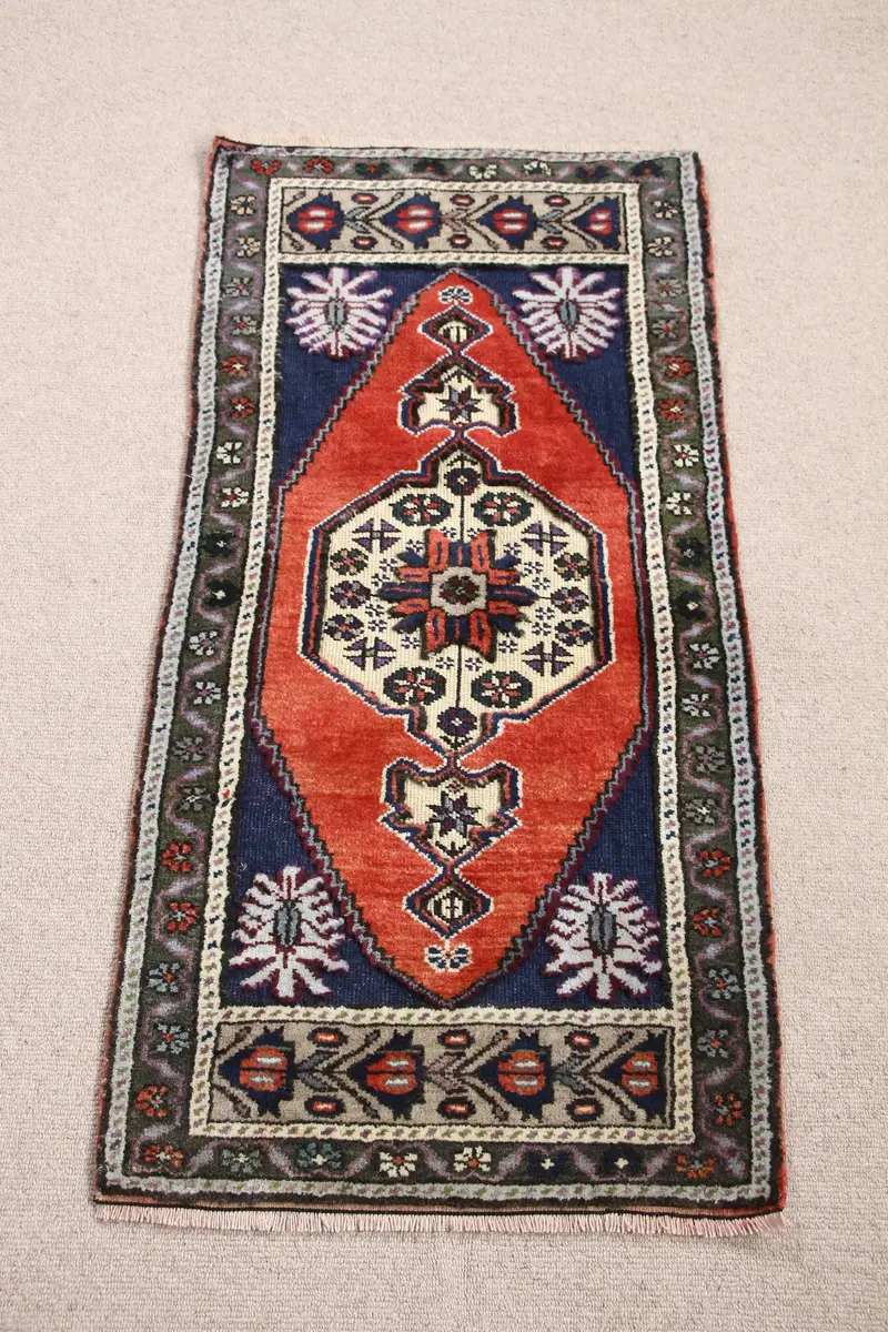 Red and Blue Animal Print Rug, 1,9x3,7 ft