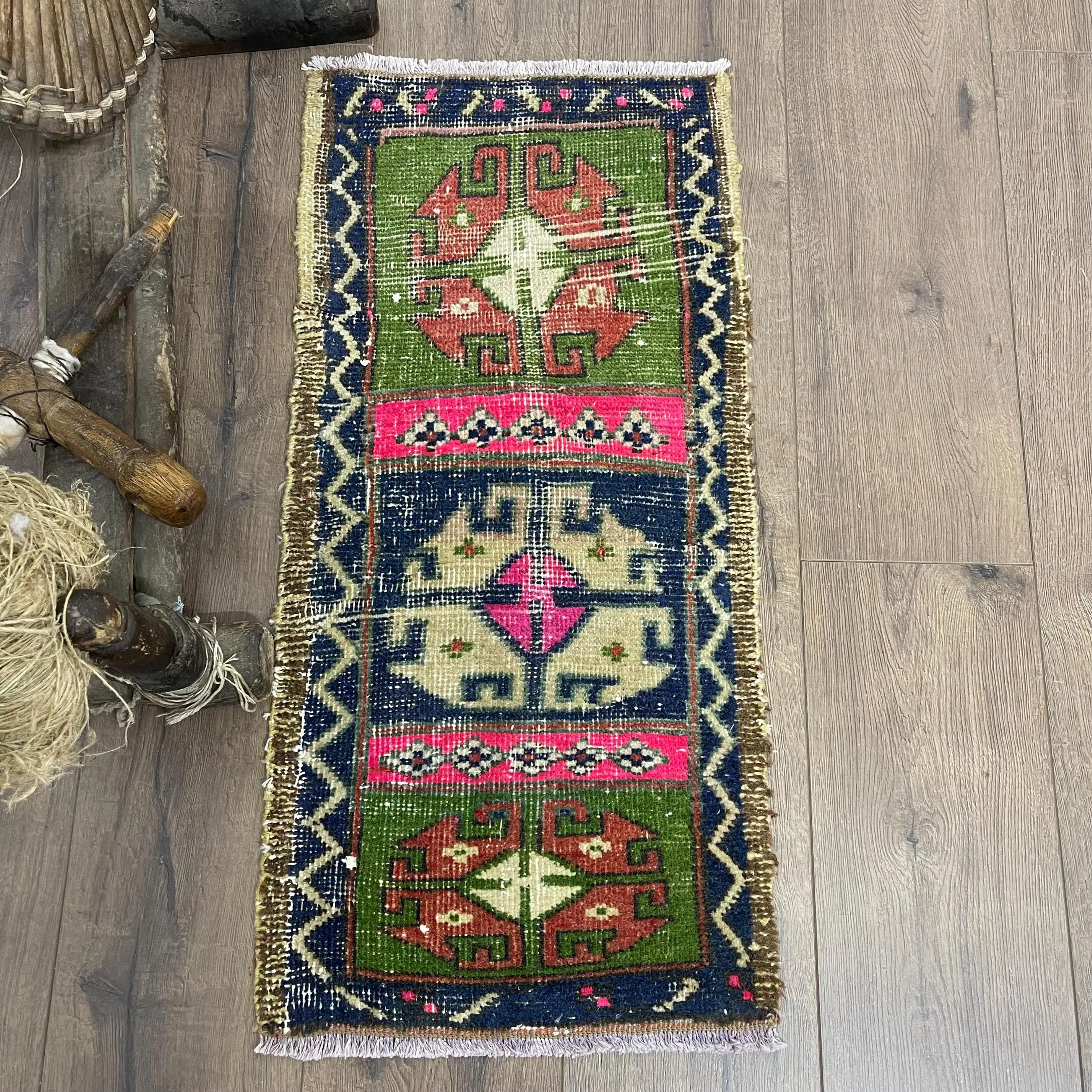 Türkischer Vintage-Teppich, 1,3 x 2,7 Fuß großer Teppich, blau-roter südwestlicher Wollteppich - 1