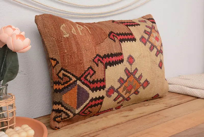 Geometrisches besticktes Kissen in Beige und Braun, vielseitiges 16x24-Wurfkissen
