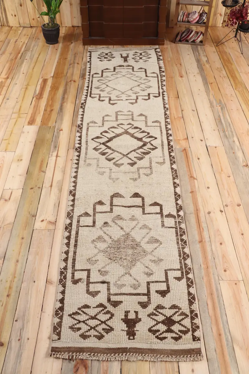 Vintage Türk Halısı, 2.5x11.7 ft Herki Halı, Kahverengi Beyaz Kareli Halı - 1