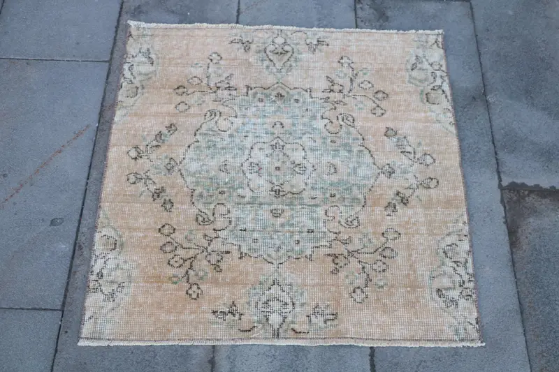 Lebendiger 2,6 x 2,6 Fuß großer Teppich, abstraktes Design in Orange und Grün