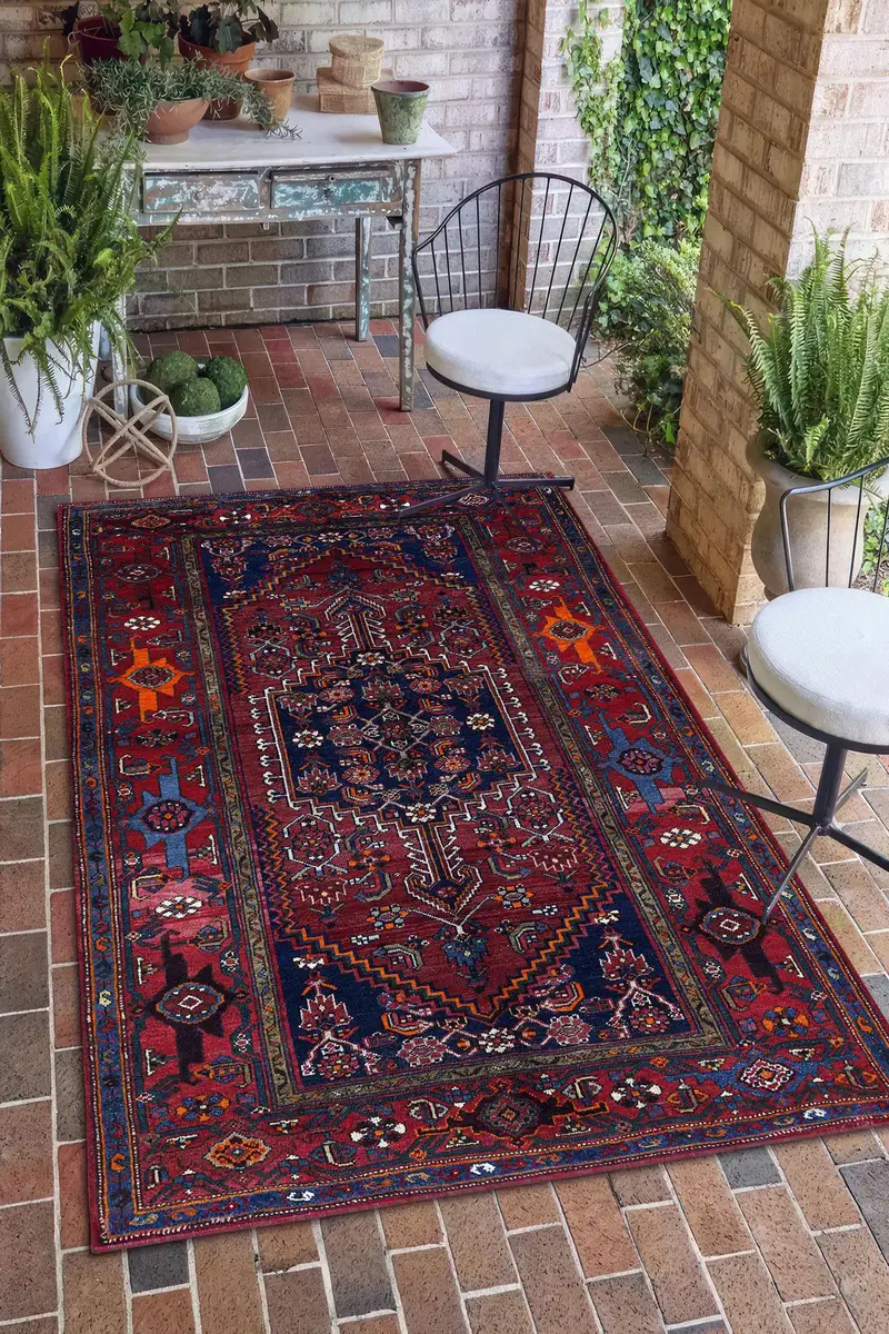 エレガントなプリントラグ：モダンなデザイン、柔らかい生地、ユニークなパターン。