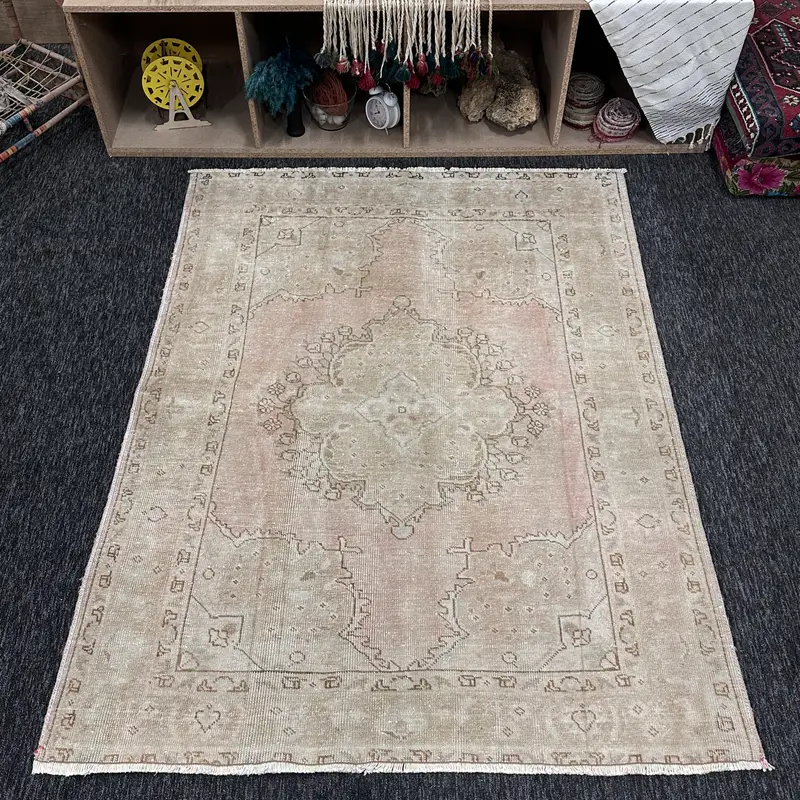 Türkischer Oushak-Akzentteppich 4,7 x 6 Fuß (142 x 183 cm), Vintage-beiger geometrischer Wollteppich - 1