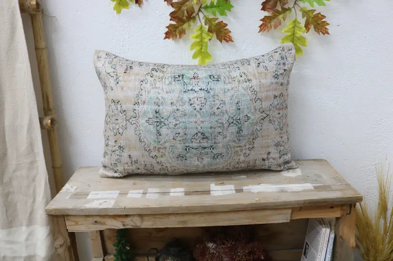 Gesticktes grünes und braunes Wurfkissen, quadratisches Vintage-Kissen