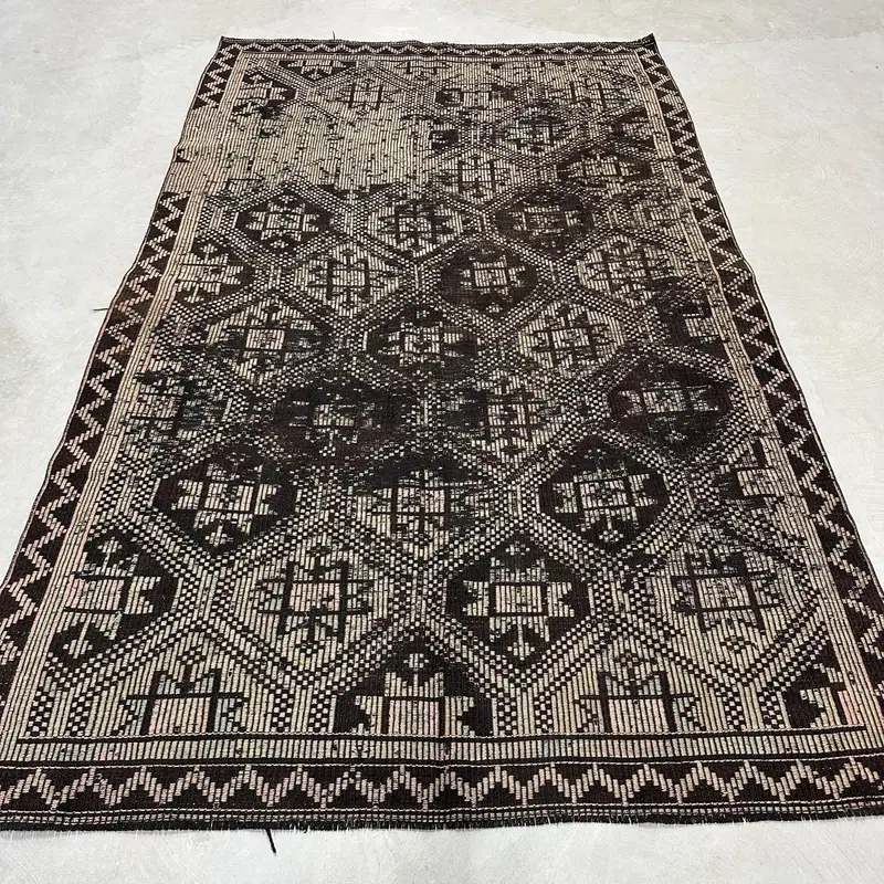Grüner geometrischer Teppich, 5,3 x 8,5 Fuß mit Blumenmotiven
