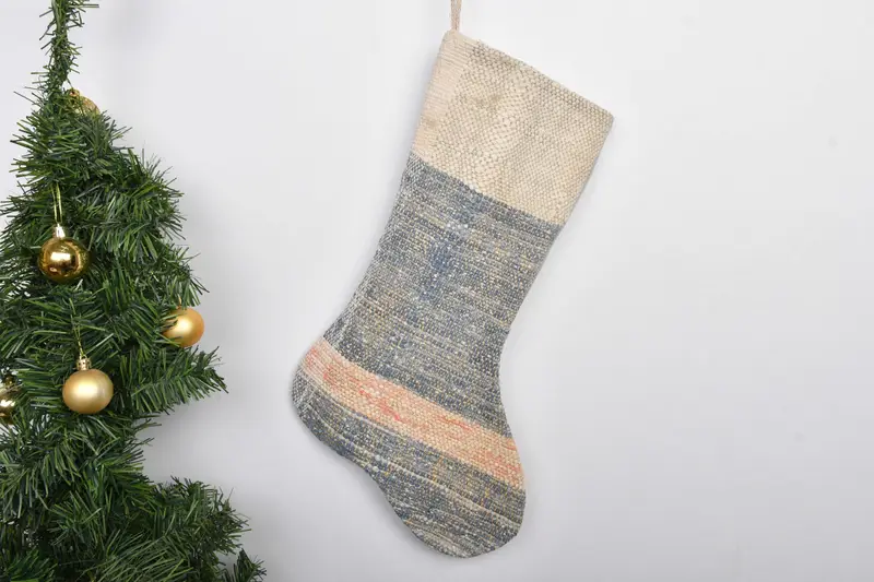 お祝いのクリスマスオーナメントパターン、幅7インチのホリデーストッキング