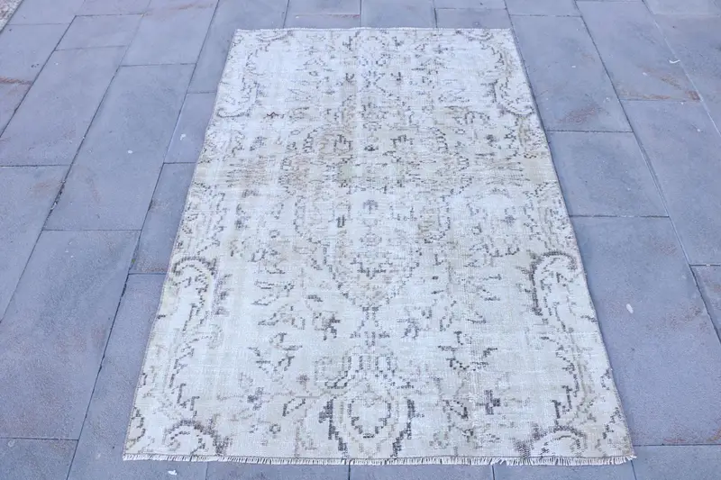 エレガントなベージュのオンブレラグ、3.6x5.4フィートのシックなリビングスペース