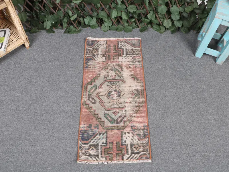 Roter Ikat-Teppich, 12 x 27 Fuß mit grünen Akzenten