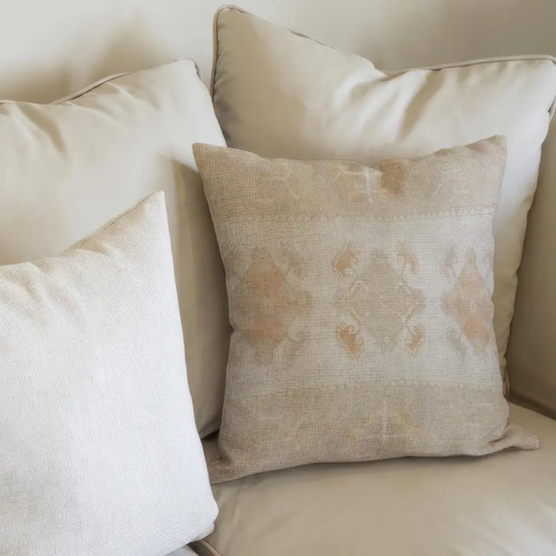 Individuelles bedrucktes Kissen aus weißer Baumwolle: Moderner Wohndekor-Akzent