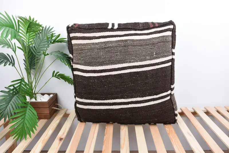 ブラウン & ホワイト キリム プーフ、24x24x6 インチ オットマン プーフ