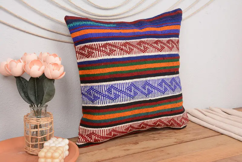 Blau-rot gestreiftes Kissen, besticktes Vintage-Kissen