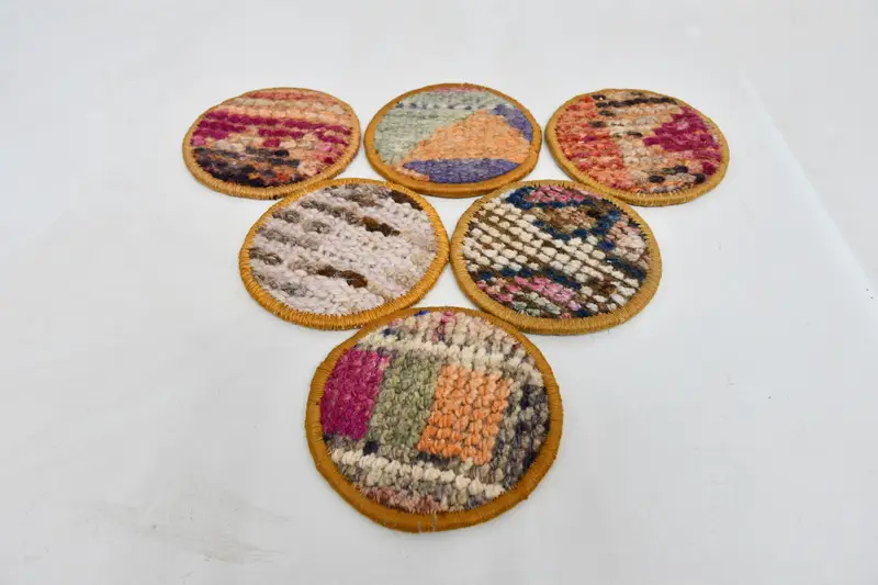 Elegantes posavasos tejidos en naranja y beige, posavasos redondos premium