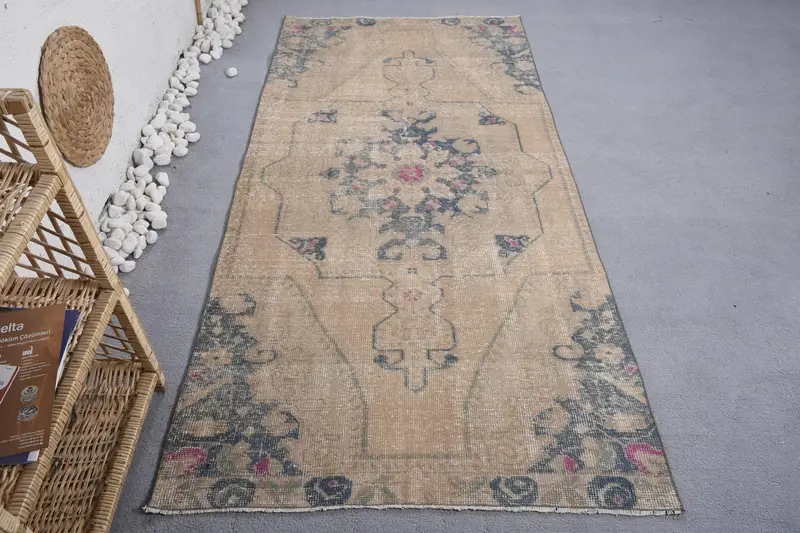 エレガントなベージュ&グリーンのパッチワークラグ、3x7フィートのシックな装飾