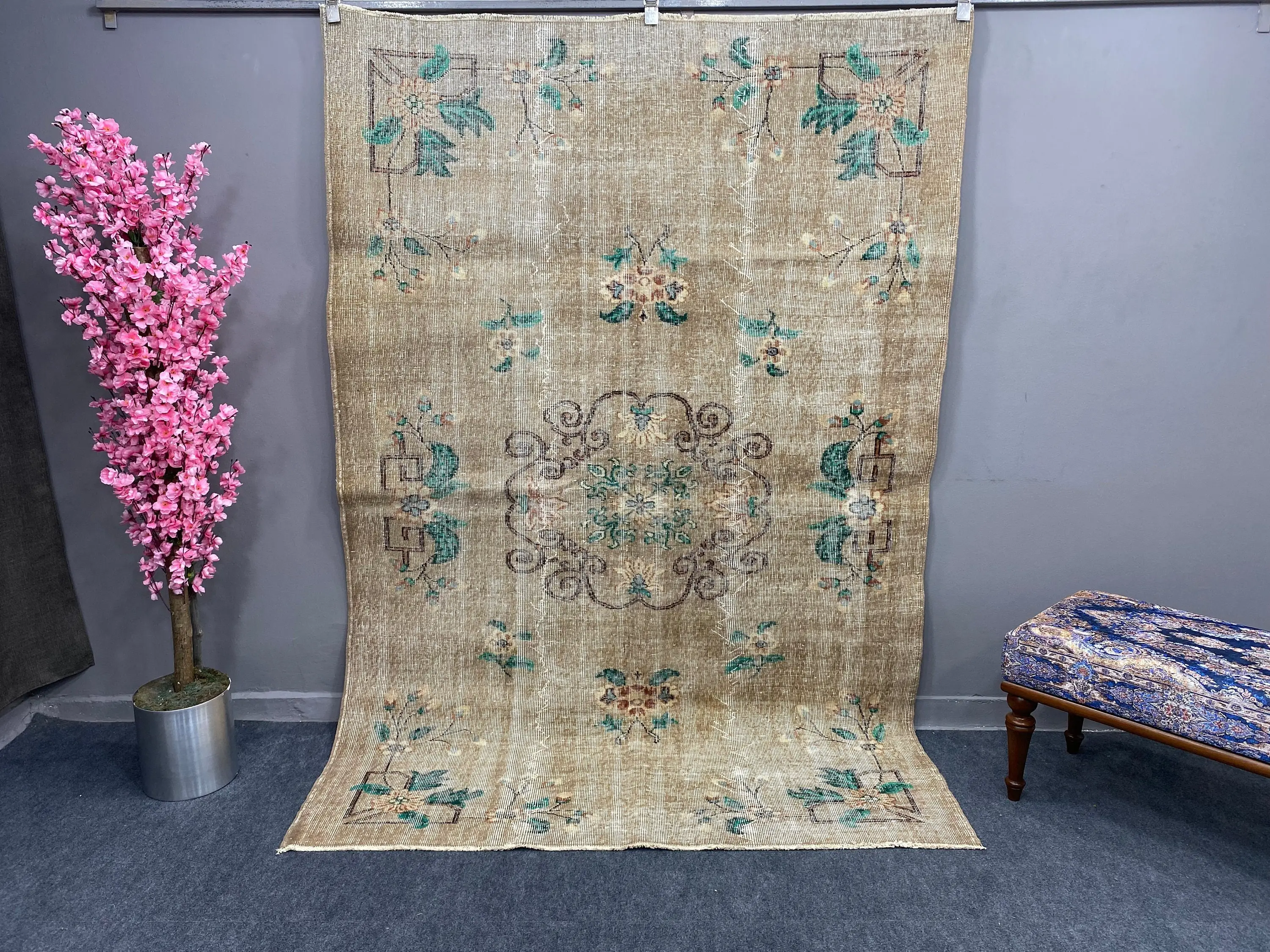 Vintage Türk Halısı 5.5x8.1 ft, Kahverengi Büyük Çiçekli Yün Halı - 1