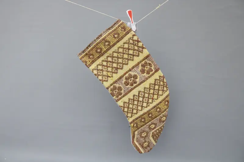 Kahverengi ve Sarı Noel Süsleri Çorabı, Şenlikli Tatil Çorabı