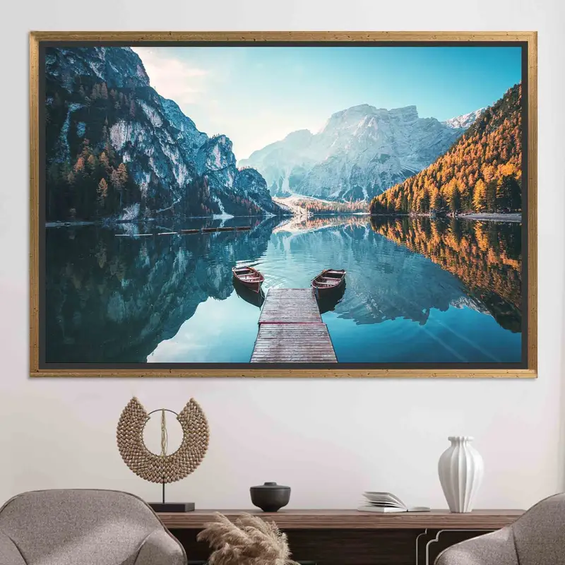 Leinwanddruck: Boote auf dem Pragser Wildsee, Blick auf die Dolomiten