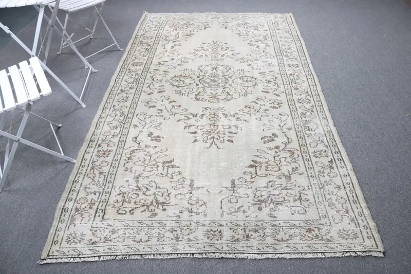 Alfombra vintage de 5x8,6 pies, alfombra turca grande, alfombra de lana floral blanca - 1