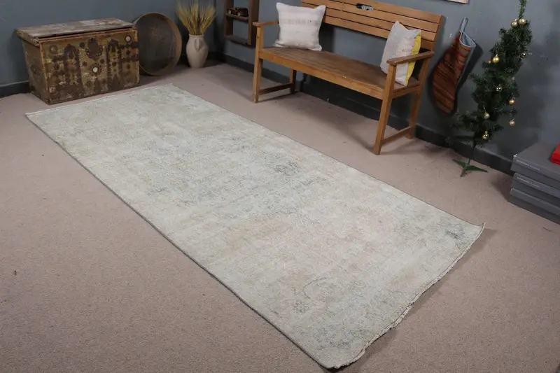 エレガントなベージュのモロッコ風ラグ、4.2x9.6フィート、グリーンアクセント付き